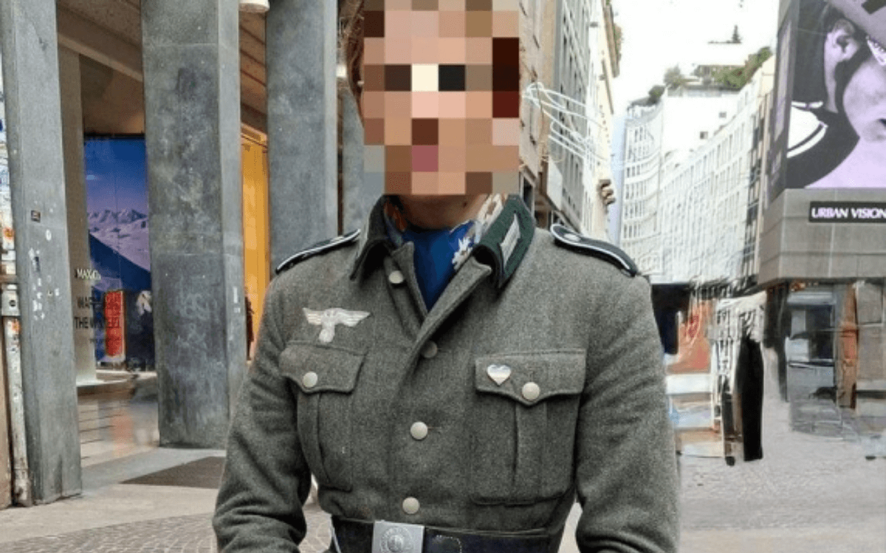 Milano, 25enne in divisa nazista e simboli LGBTQIA+ fermato in centro: “Provocazione per la causa trans”