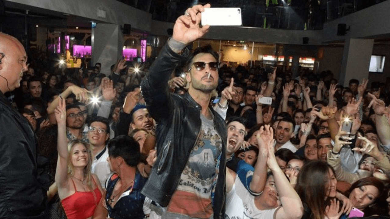 Fabrizio Corona oscurato ovunque, ora Mediaset prova a silenziarlo anche in discoteca: il documento esclusivo di FanPage