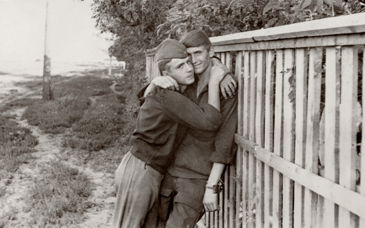 LOVING II, l’amore gay prima delle etichette in oltre 300 foto di coppie tra metà Ottocento e anni ’50: “Due persone che si amano e basta”