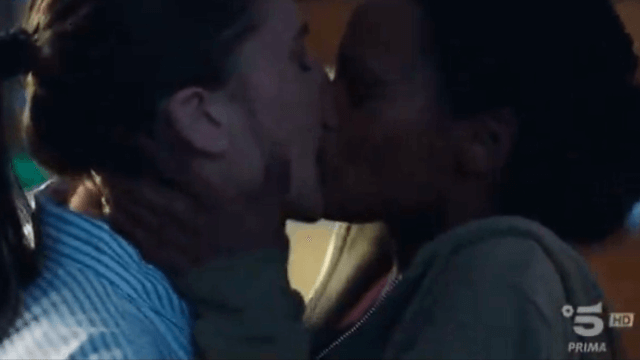 Bacio tra Iman e Margaret in prima serata su Canale 5