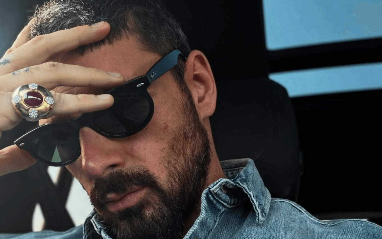 Michele Morrone, la foto contro razzisti, sessisti, omofobi e transfobici: “State zitti” - michele morrone - Gay.it