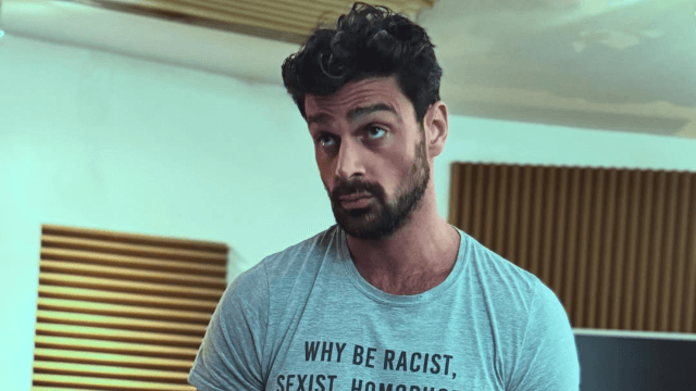 Michele Morrone con la t-shirt contro razzismo, sessismo, omofobia e transfobia.