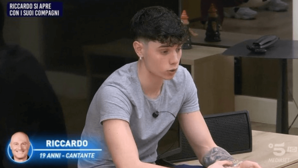 Amici 25, Riccardo Stimolo da “carnefice” a vittima: il pericoloso ribaltamento, l’omofobia va nominata