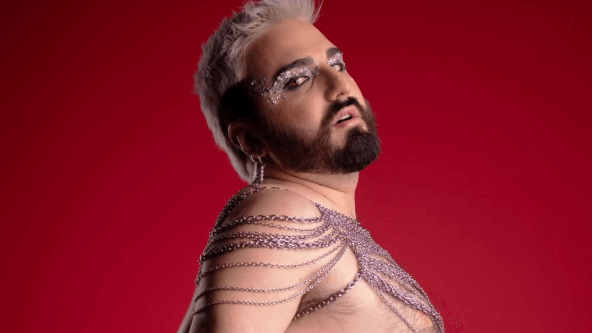 Sacrane torna con “Nudo”, l’intervista di Gay.it: vulnerabilità, desiderio e club culture nel nuovo capitolo artistico – VIDEO