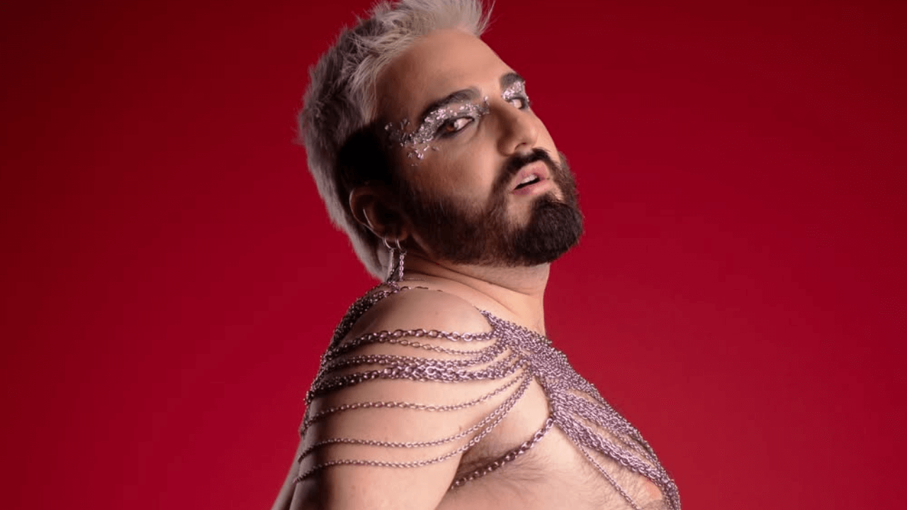 Sacrane torna con “Nudo”, l’intervista di Gay.it: vulnerabilità, desiderio e club culture nel nuovo capitolo artistico – VIDEO