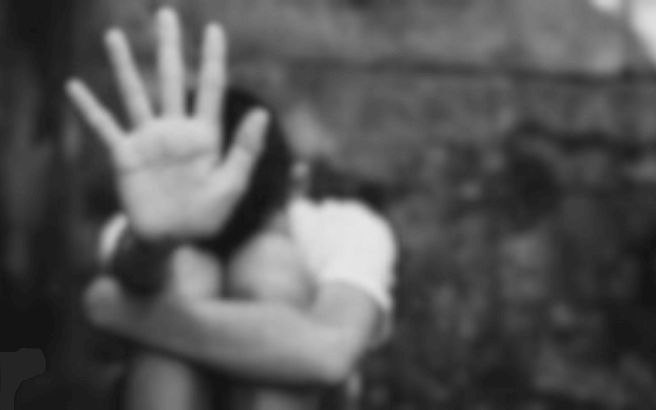 Francia, bimbo di 5 anni stuprato durante una festa chemsex: 10 uomini incriminati, il padre indagato si dichiara “vittima” - stupro francia - Gay.it