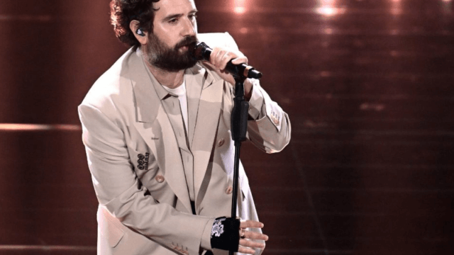 Perché Tommaso Paradiso ha il guanto a Sanremo 2026