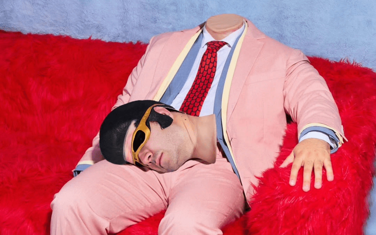 Perché TonyPitony usa la maschera di Elvis? Volto nascosto anche a Sanremo 2026 - tonypitony - Gay.it