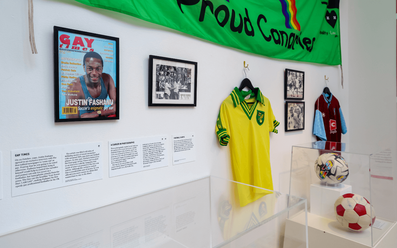 Allestimento dedicato a Justin Fashanu al museo Queer Britain (credit Rahil Ahmad per il museo Queer Britain)
