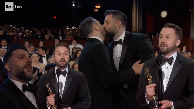 Oscar 2026, chi è Andy Jurgensen, montatore in trionfo che ha baciato e ringraziato l'amato (VIDEO) - Andy Jurgensen vince lOscar e bacia lamato - Gay.it