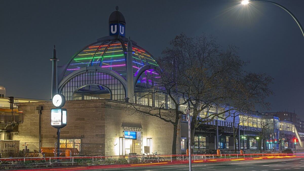 Berlino, la metro Nollendorfplatz di Schöneberg diventa “Quartiere arcobaleno”
