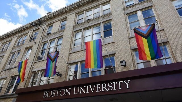 Boston University, via tutte le bandiere rainbow ed è polemica: "Dobbiamo rimanere neutrali" - Boston University - Gay.it