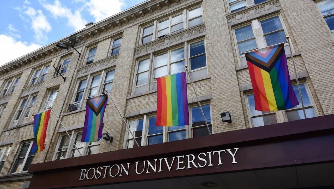 Boston University, via tutte le bandiere rainbow ed è polemica: “Dobbiamo rimanere neutrali”