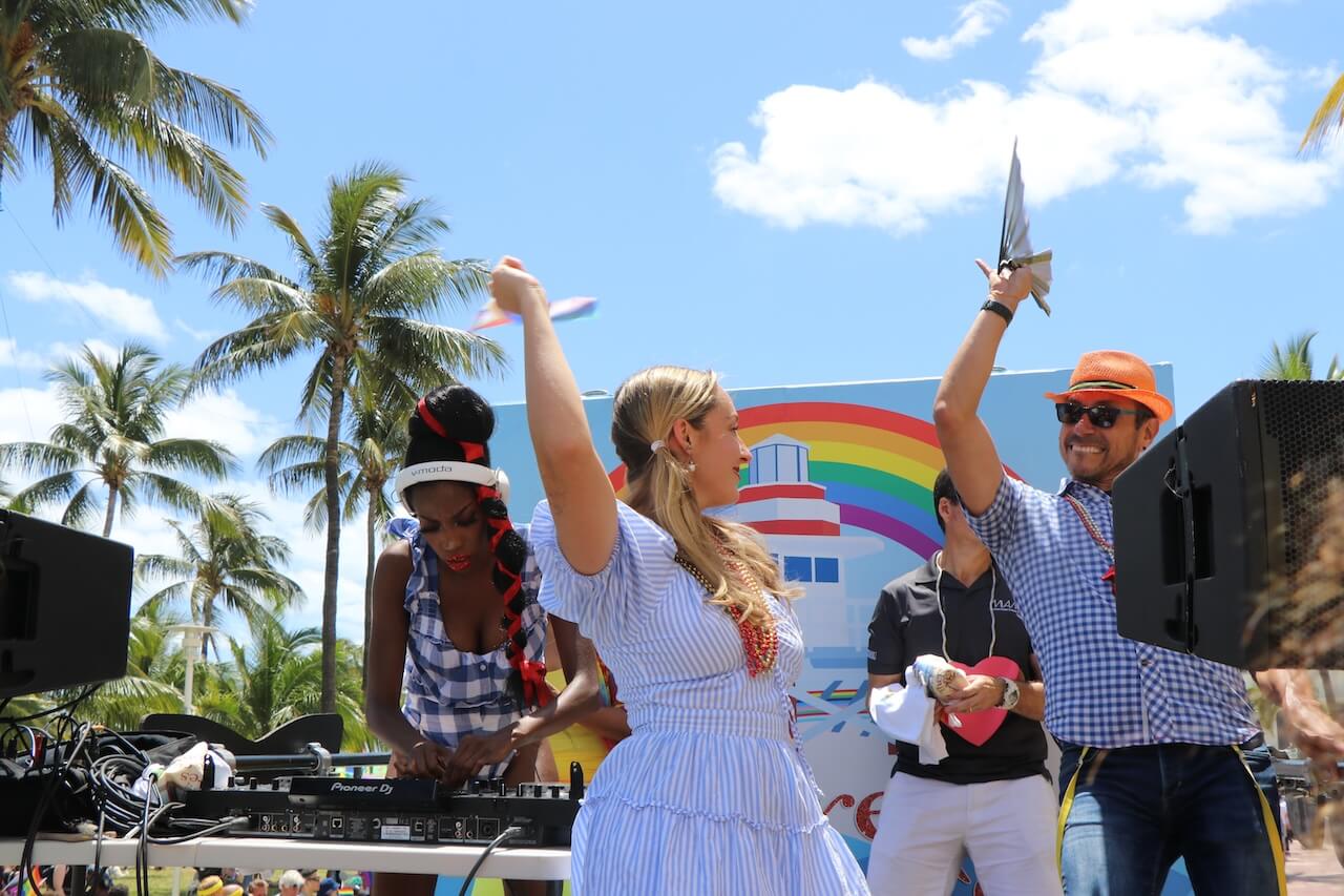 Il Miami Beach Pride 2026 resiste a Ron DeSantis: celebrazione di comunità, cultura e inarrestabile visibilità - DJ on Float Miami Beach Pride 2024 South Beach - Gay.it