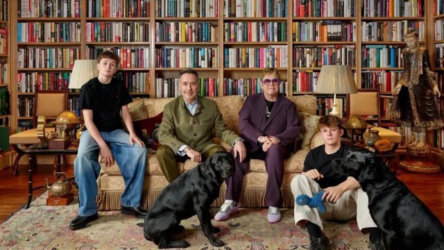 Il ritratto di famiglia di Elton John con suo marito e i due figli esposto alla National Portrait Gallery di Londra - Elijah David Furnish Elton John and Zachary Image National Portrait GalleryCatherine Opie Regen Projects and Thomas Dane Gallery - Gay.it