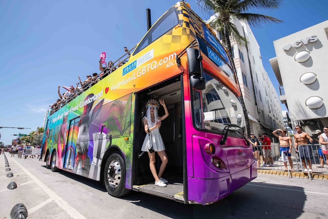 Il Miami Beach Pride 2026 resiste a Ron DeSantis: celebrazione di comunità, cultura e inarrestabile visibilità - GMCVB Bus 2025 Miami Beach Pride - Gay.it