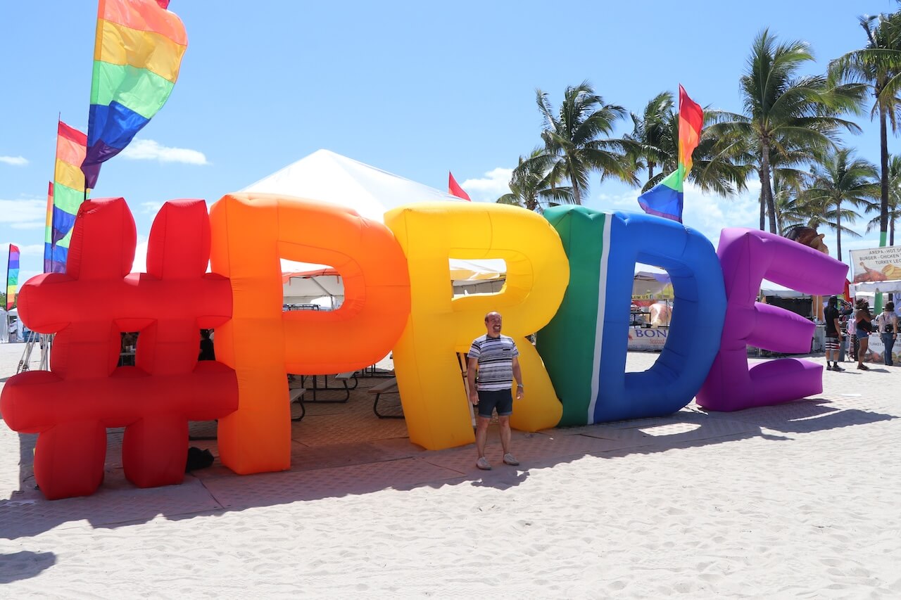 Il Miami Beach Pride 2026 resiste a Ron DeSantis: celebrazione di comunità, cultura e inarrestabile visibilità - Inflatable Sign Miami Beach Pride 2024 South Beach - Gay.it