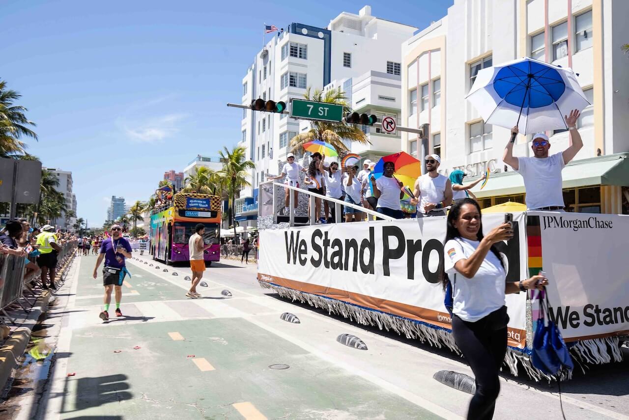 Il Miami Beach Pride 2026 resiste a Ron DeSantis: celebrazione di comunità, cultura e inarrestabile visibilità - JPMC Float 2025 Miami Beach Pride - Gay.it