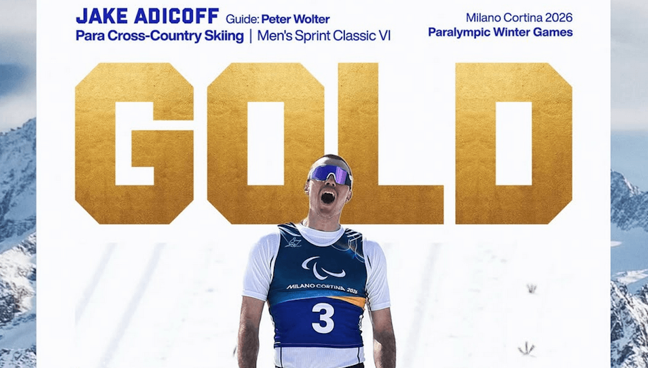 Paralimpiadi Milano Cortina 2026, lo sciatore gay Jake Adicoff vince la medaglia d’oro e fa la storia dei Giochi