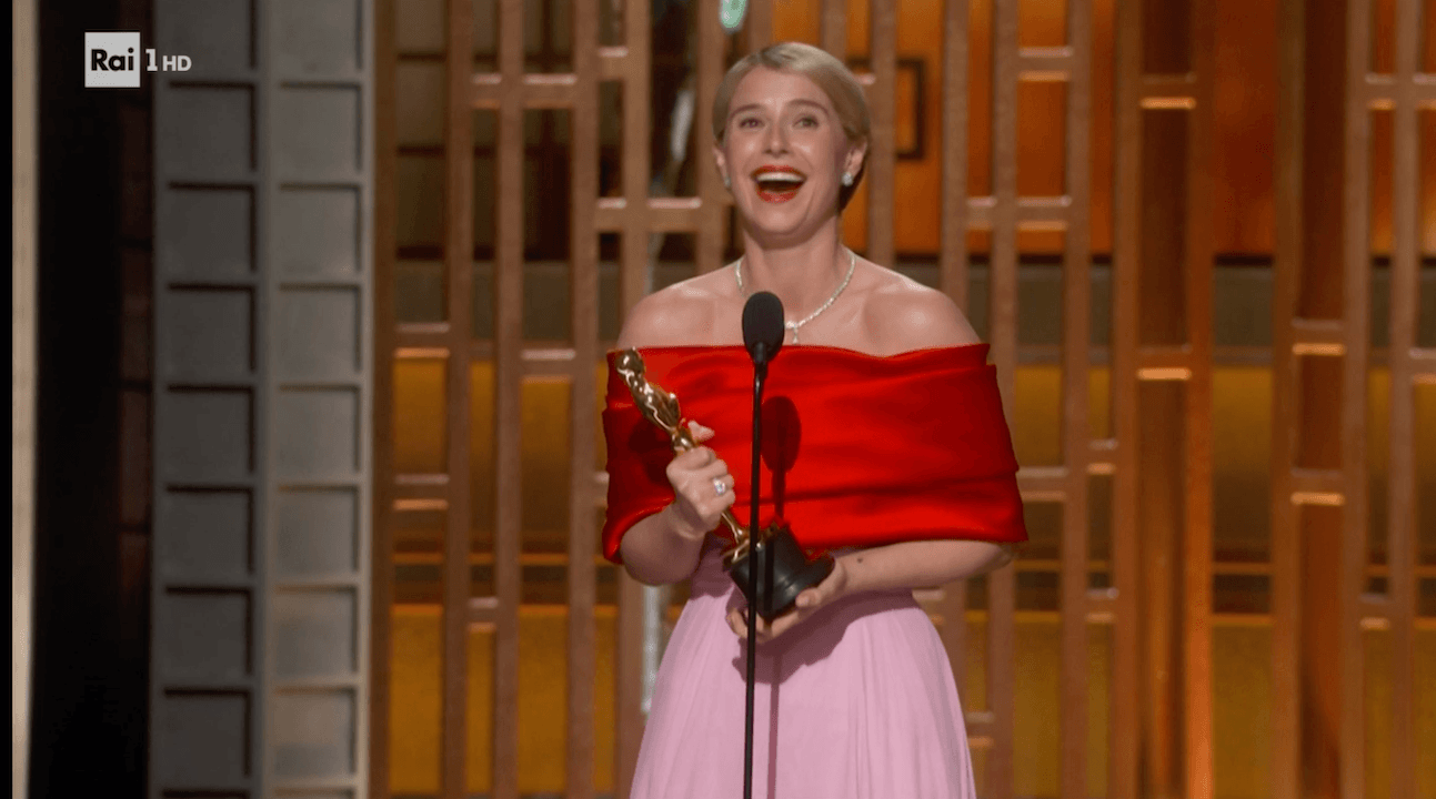 Oscar 2026, i vincitori. Trionfa Una Battaglia dopo l'Altra. Hollywood si riscopre politica, contro guerre e autoritarismi - Jessie Buckley - Gay.it