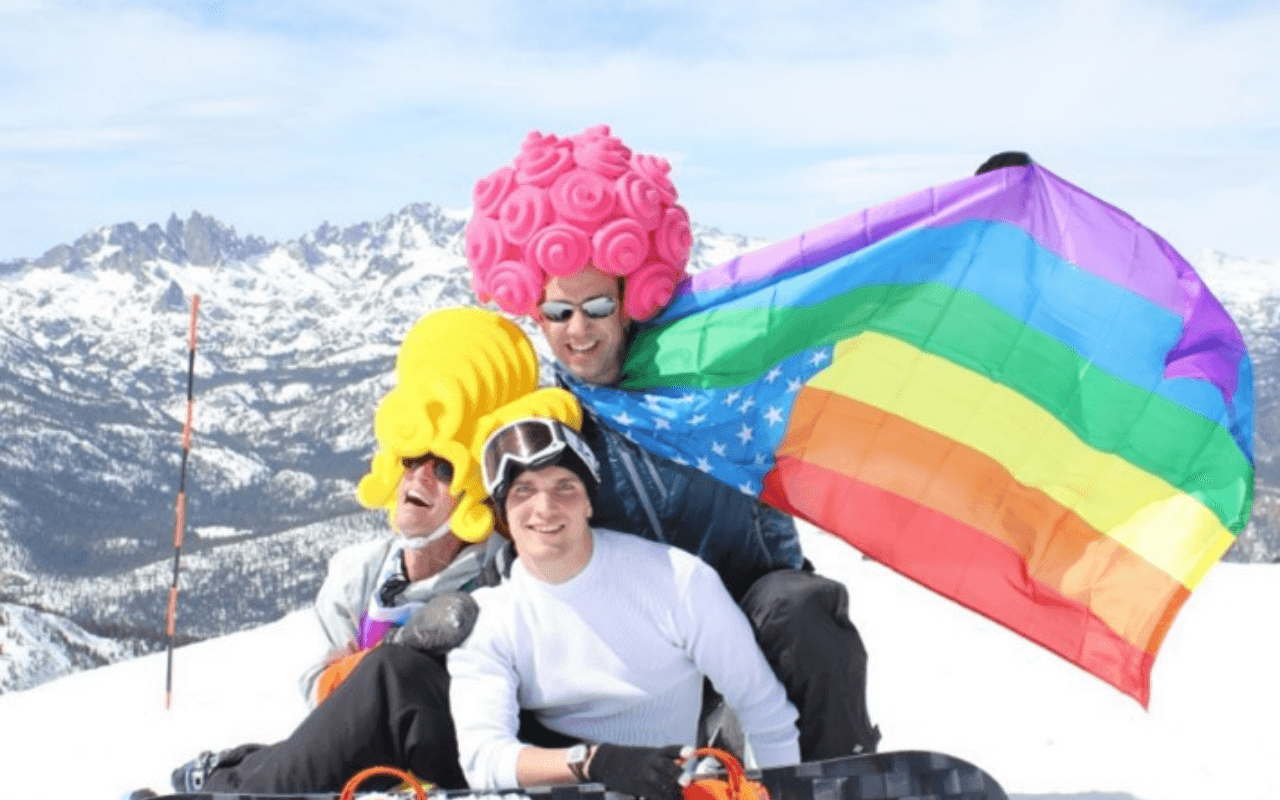 Mammoth Gay Ski Week 2026: sci, feste e dj set per la settimana bianca LGBTQ+ nella Sierra Nevada - Mammoth2 - Gay.it