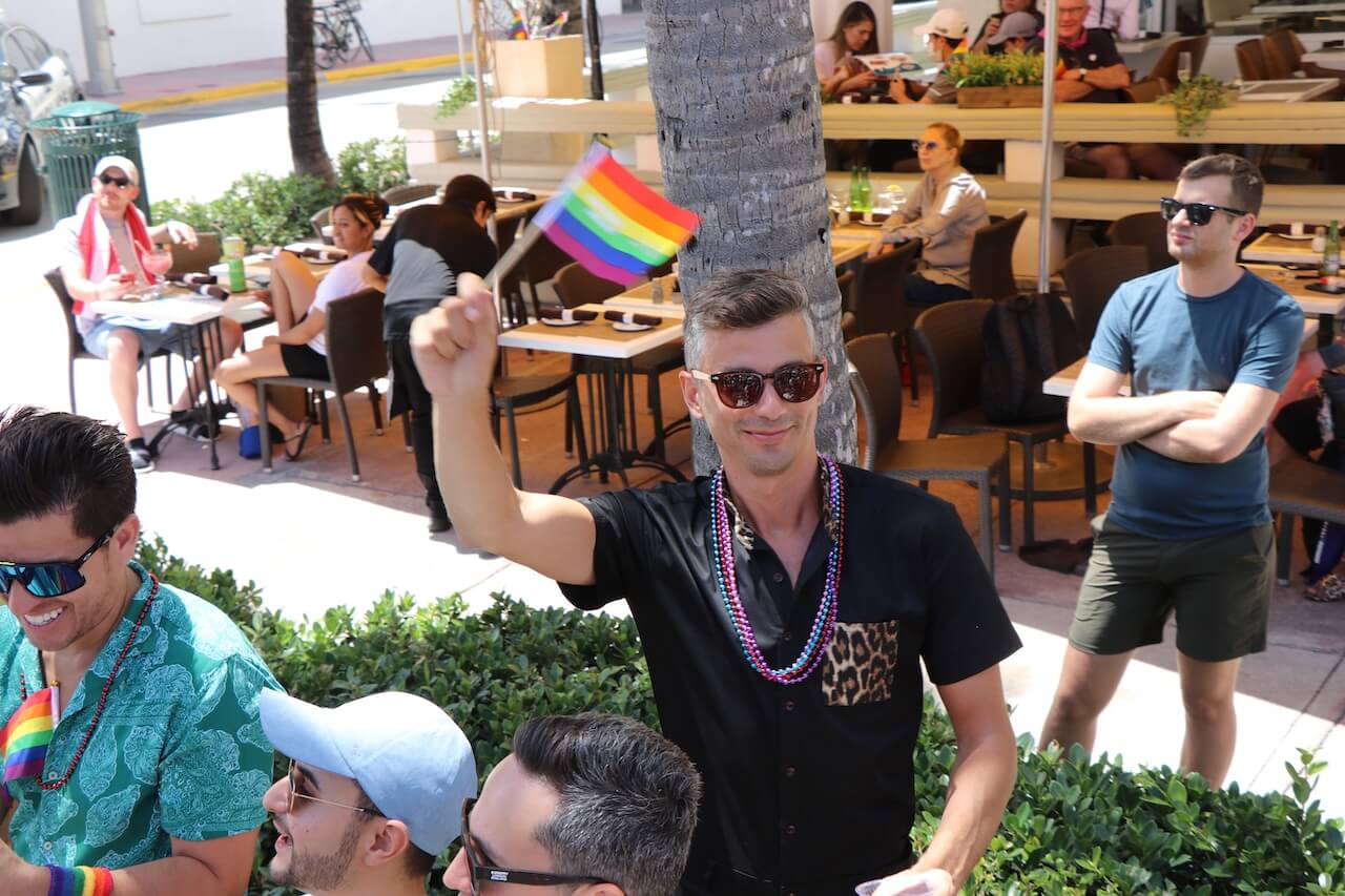 Il Miami Beach Pride 2026 resiste a Ron DeSantis: celebrazione di comunità, cultura e inarrestabile visibilità - Man with Flag Miami Beach Pride 2024 South Beach - Gay.it