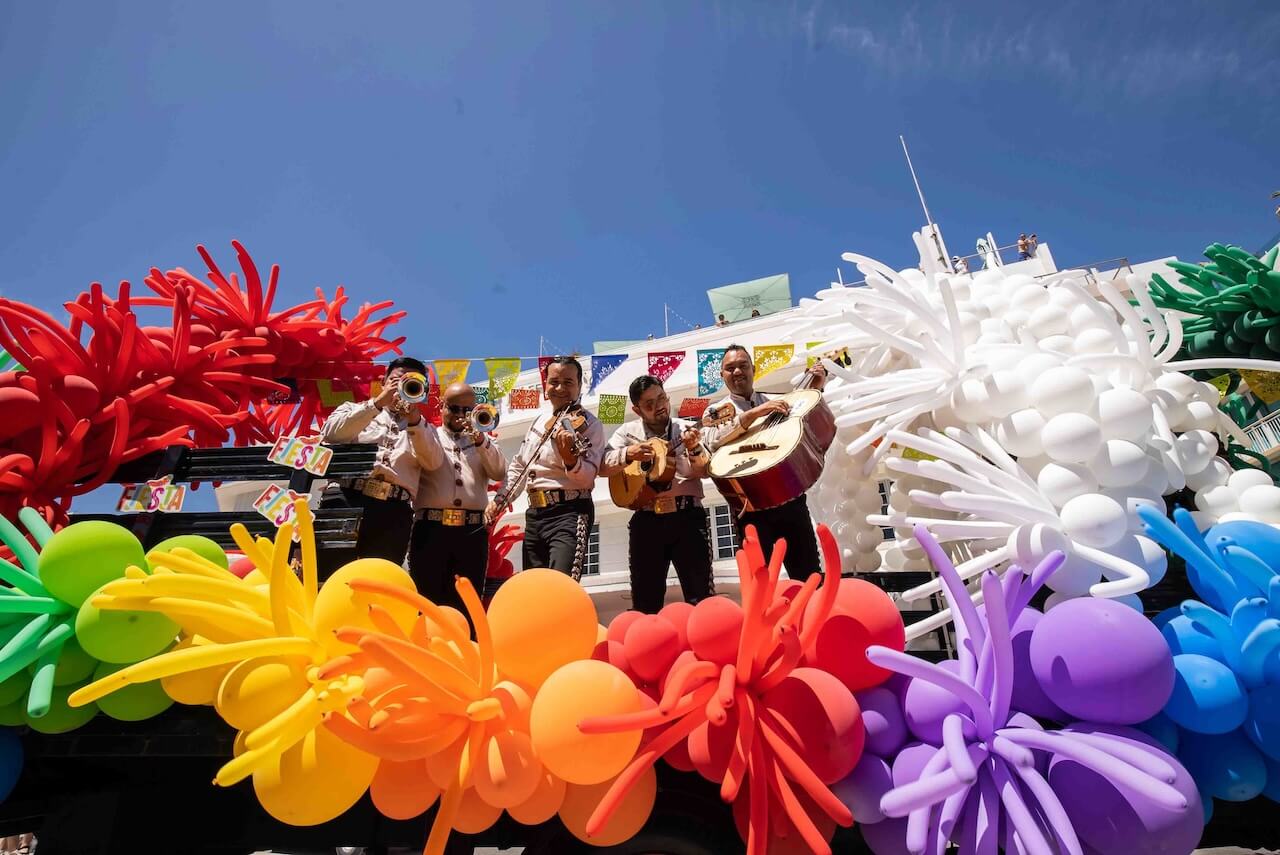 Il Miami Beach Pride 2026 resiste a Ron DeSantis: celebrazione di comunità, cultura e inarrestabile visibilità - Mariachi 2025 Miami Beach Pride - Gay.it
