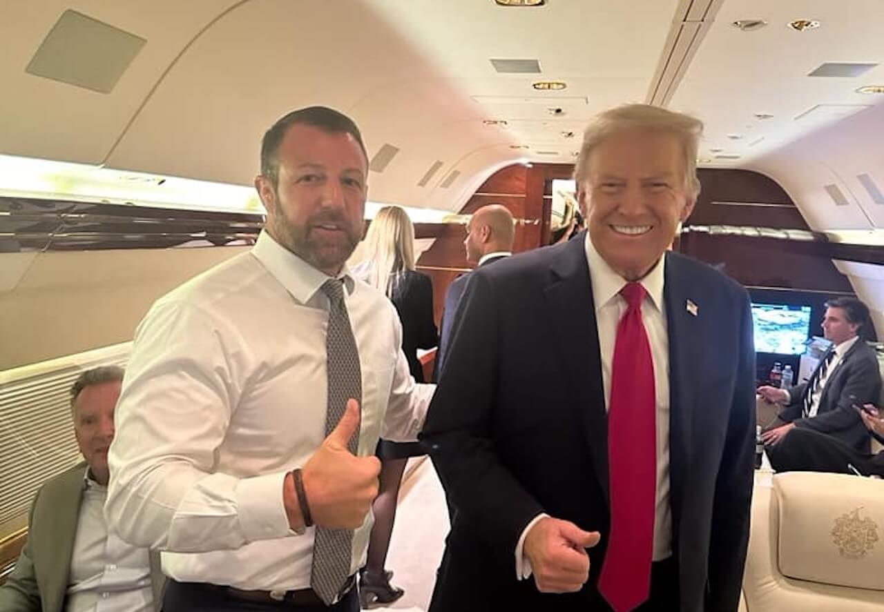Trump licenzia l'omotransfobica Kristi Noem, che definì Renee Good una "terrorista". Al suo posto Markwayne Mullin - Markwayne Mullin e Trump - Gay.it
