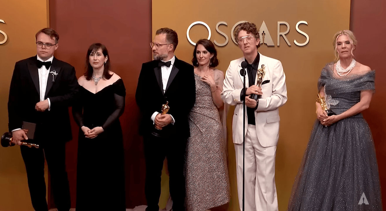 Oscar 2026, il trionfo di Mr Nobody Against Putin che denuncia il regime russo e le analogie con gli USA di Trump (VIDEO) - Oscar 2026 il trionfo di Mr Nobody Against Putin che denuncia il regime russo e le analogie con gli USA di Trump - Gay.it