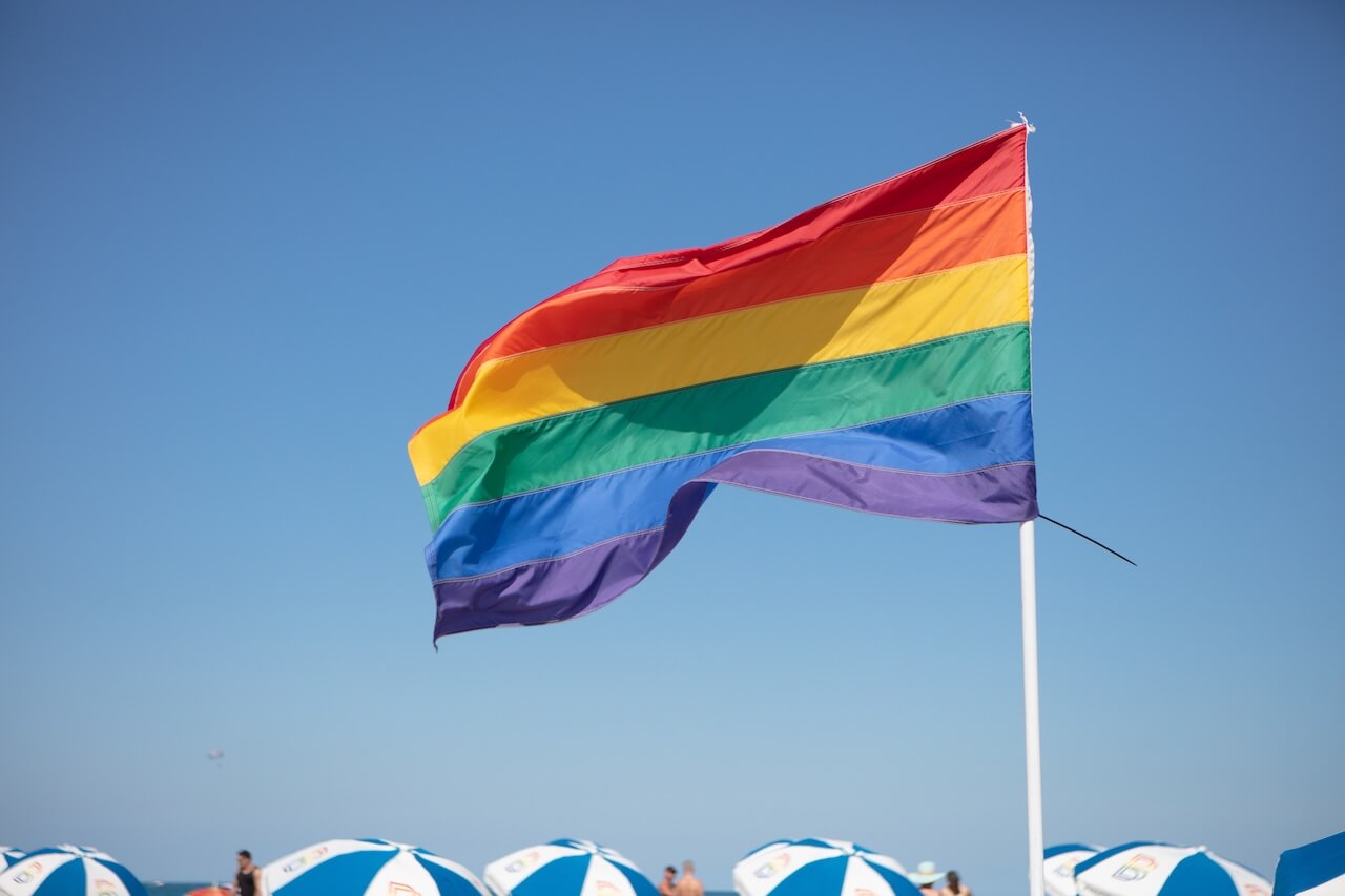 Il Miami Beach Pride 2026 resiste a Ron DeSantis: celebrazione di comunità, cultura e inarrestabile visibilità - Pride Flag South Beach - Gay.it