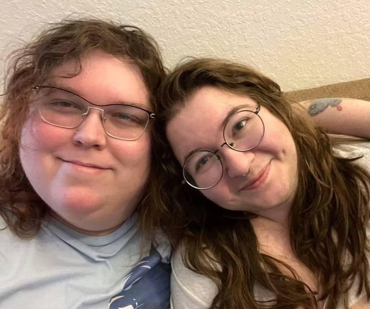 Scuole d'America, insegnante transfobico risarcito con 650.000 dollari e insegnante trans in fuga dalla Florida - Saoirse Stone e sua moglie - Gay.it