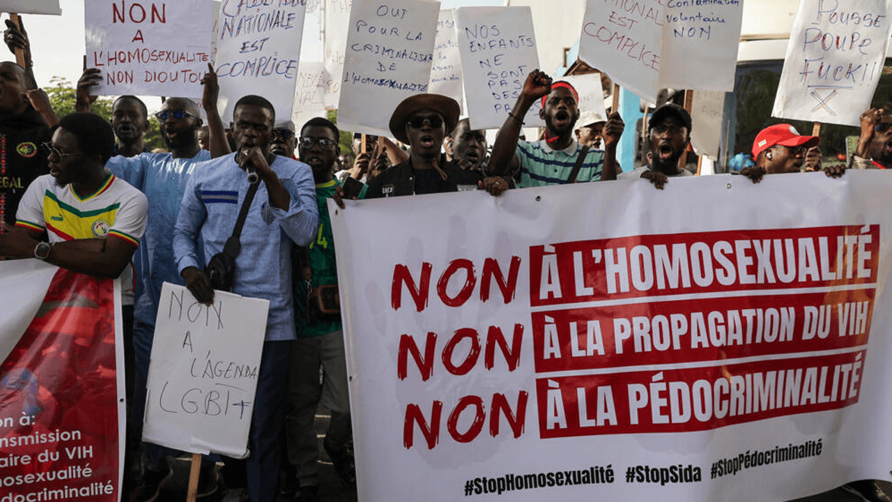 Senegal, 10 anni di carcere per le persone LGBTIQ+, criminalizzata anche l'apologia di omosessualità: il Parlamento approva la legge - Senegal carcere 10 anni LGBTIQ Gay.it - Gay.it