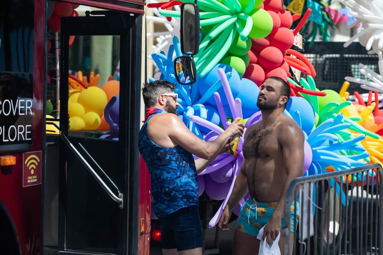 Il Miami Beach Pride 2026 resiste a Ron DeSantis: celebrazione di comunità, cultura e inarrestabile visibilità - Sunscreen 2025 Miami Beach Pride - Gay.it