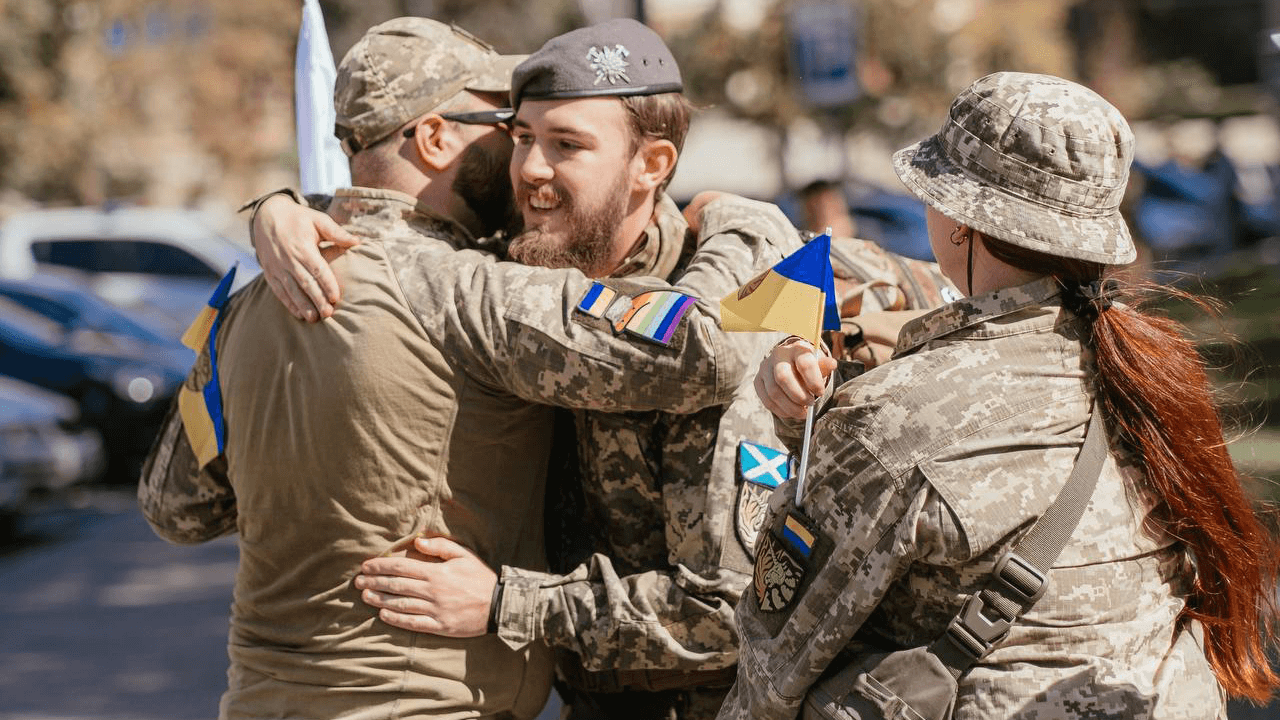 Ucraina al bivio UE, i soldati gay in trincea: "Moriamo per la patria ma le nostre famiglie non esistono per la legge" - Intervista a Viktor Pylypenko, primo soldato a fare coming out - Ucraina Militari LGBTIQ Gay.it - Gay.it