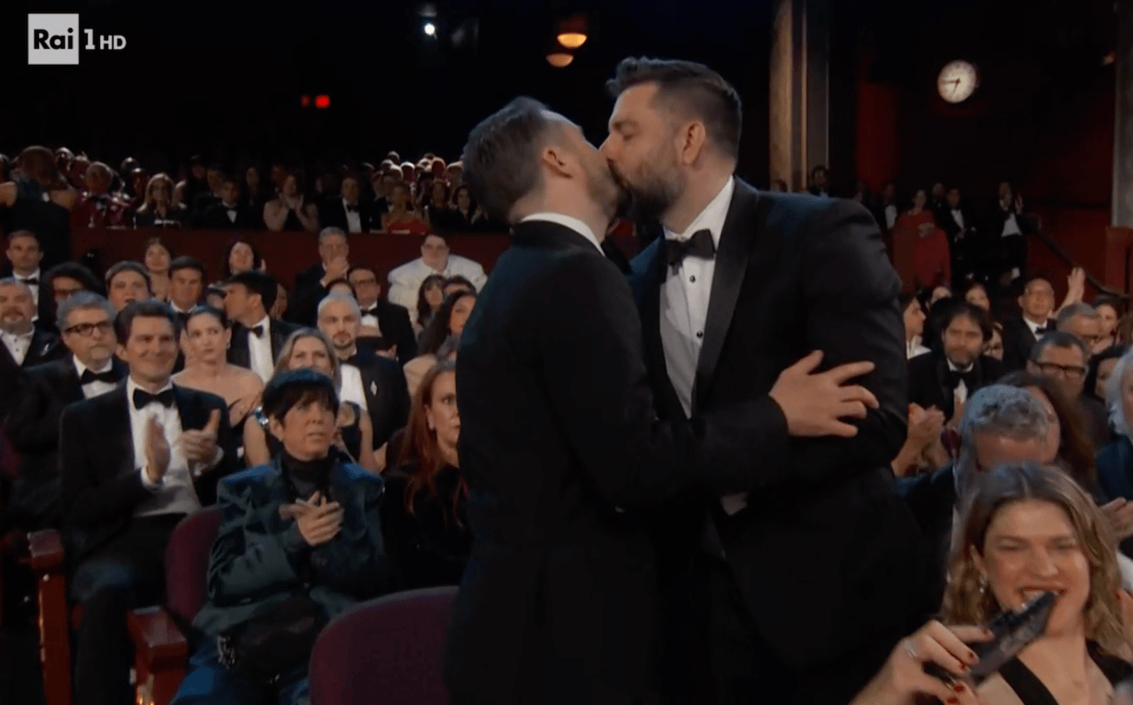 Oscar 2026, i vincitori. Trionfa Una Battaglia dopo l'Altra. Hollywood si riscopre politica, contro guerre e autoritarismi - Una battaglia dopo laltra bacio gay - Gay.it