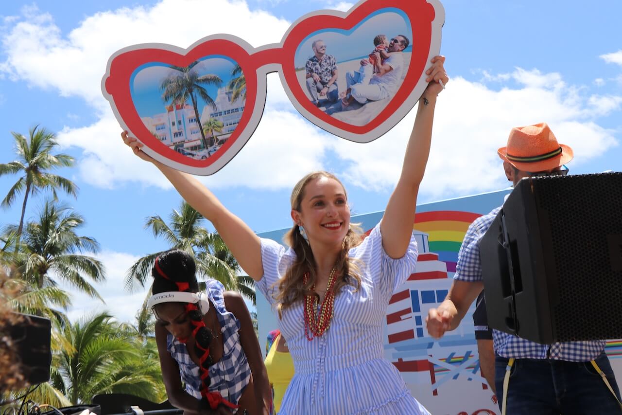 Il Miami Beach Pride 2026 resiste a Ron DeSantis: celebrazione di comunità, cultura e inarrestabile visibilità - Woman Holding Sign Miami Beach Pride 2024 South Beach - Gay.it