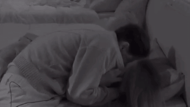 Bacio tra Lucia e Renato al Grande Fratello Vip 2026