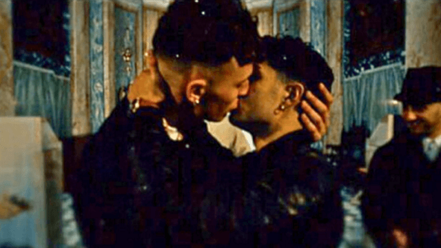 Tony Effe e Side: il bacio in bocca di “Mafia”