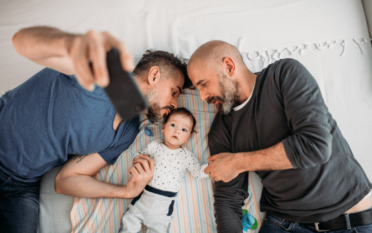 Adozioni, il caso dei due papà gay alla Consulta: possibile svolta per le coppie omogenitoriali. “Speriamo di aprire la strada a tutte le famiglie” - coppia omogenitoriale - Gay.it