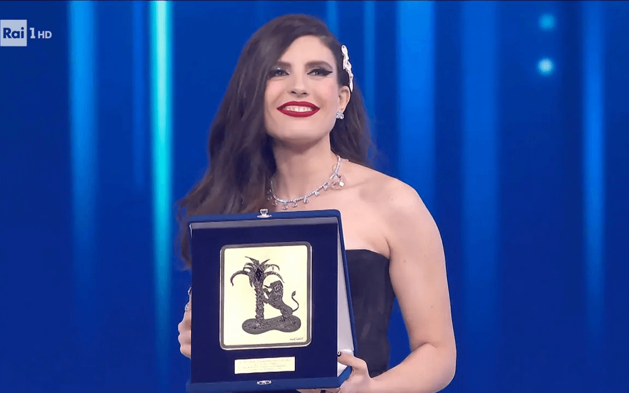 Sanremo 2026, tutti i premi: Fulminacci conquista la Critica, Serena Brancale fa il bis - dito premio - Gay.it