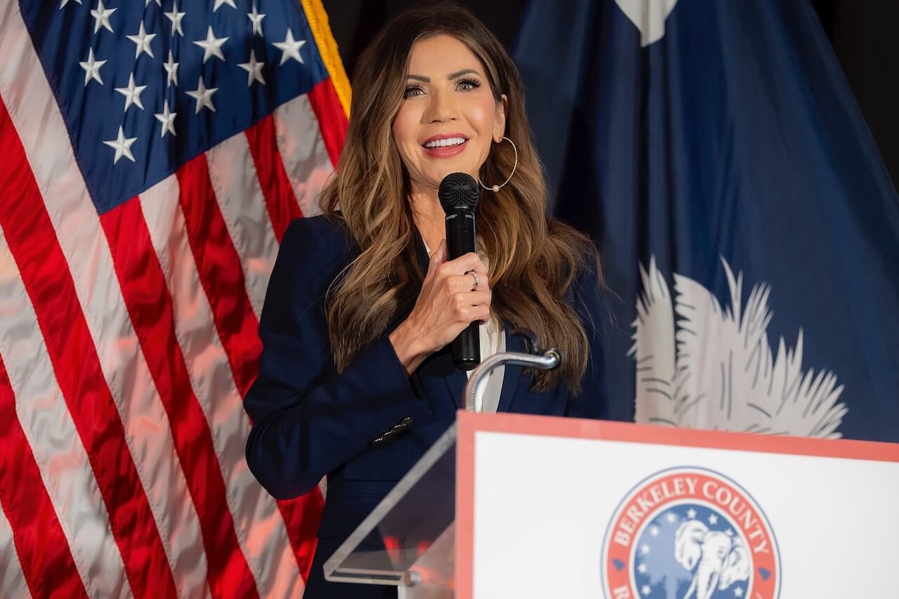 Trump licenzia l'omotransfobica Kristi Noem, che definì Renee Good una "terrorista". Al suo posto Markwayne Mullin - kristi noem - Gay.it