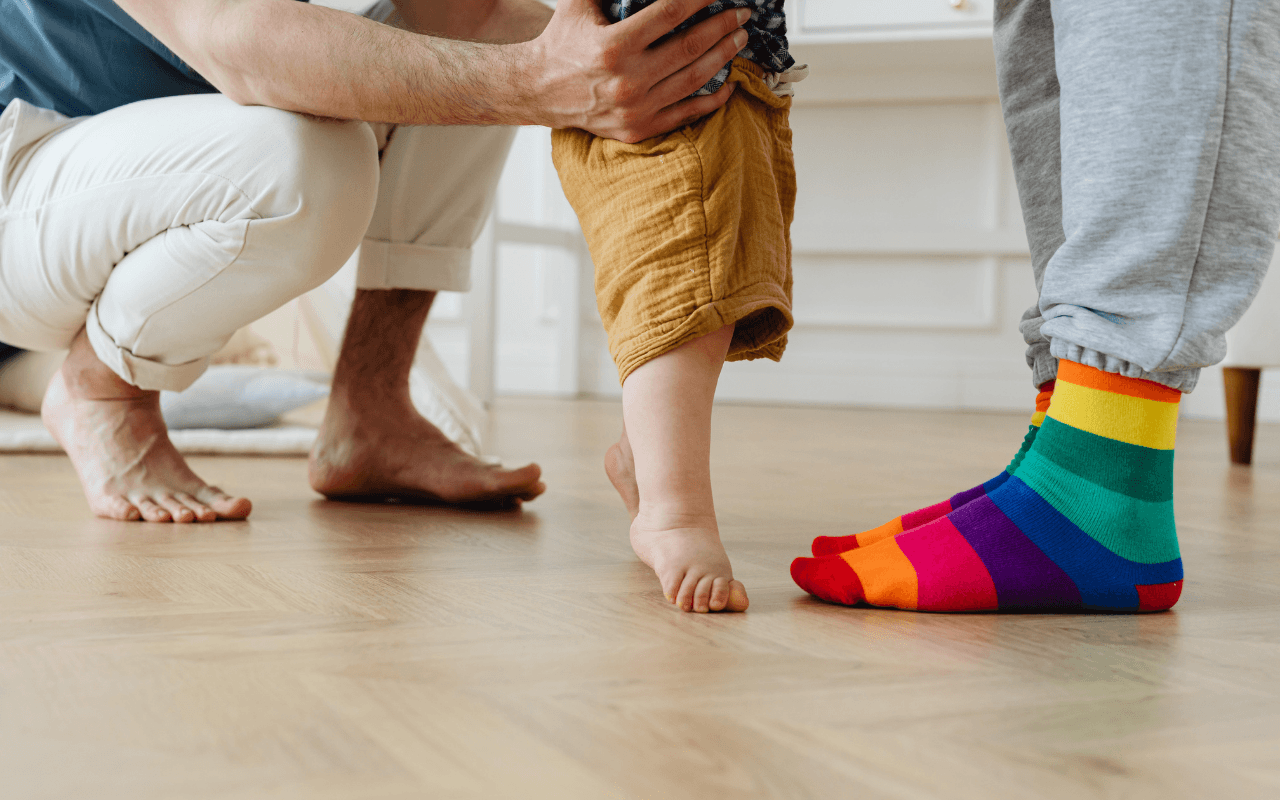 Adozioni, il caso dei due papà gay alla Consulta: possibile svolta per le coppie omogenitoriali. “Speriamo di aprire la strada a tutte le famiglie”