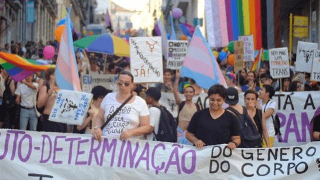 Il Portogallo vuole cancellare l'autodeterminazione di genere: avanzano tre leggi anti-trans con i voti dell'estrema destra di Chega - portogallo leggi anti trans autodeterminazione genere - Gay.it