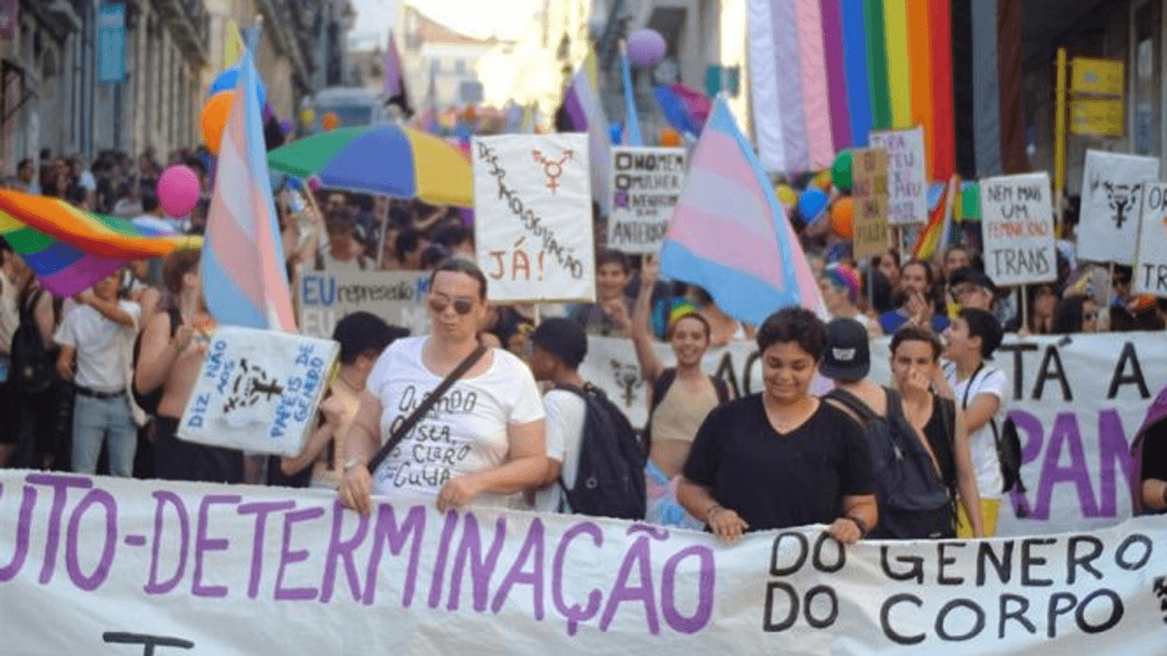 Il Portogallo vuole cancellare l’autodeterminazione di genere: avanzano tre leggi anti-trans con i voti dell’estrema destra di Chega