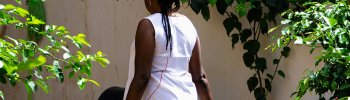 "Tutto è più esposto, tutto è virale, tutto circola. Prima la questione omosessuale era nascosta, ora è pubblica" ci racconta A., donna lesbica del Senegal nei giorni degli arresti e dell'aggravata persecuzione di legge delle persone LGBTIQ+