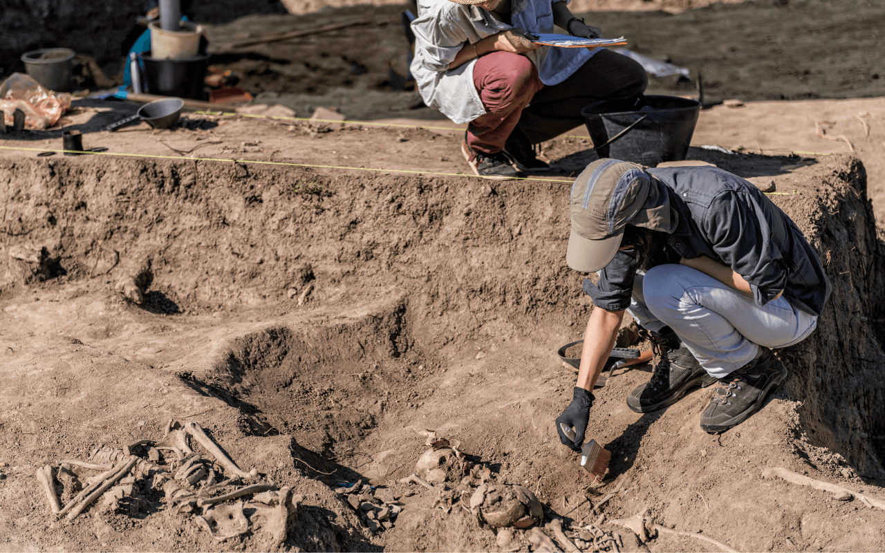 La prima persona non binaria della preistoria? Il caso della donna sepolta come un uomo 7.000 anni fa: gli archeologi parlano di “identità sociali complesse” - studi archeologi - Gay.it