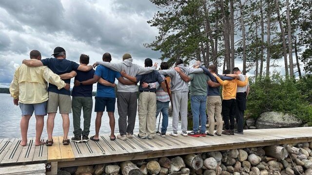 The Dads, il doc sui papà orgogliosi dei propri figli trans e non binari: "La paternità come atto d'amore e resistenza" - the dads 361074 - Gay.it