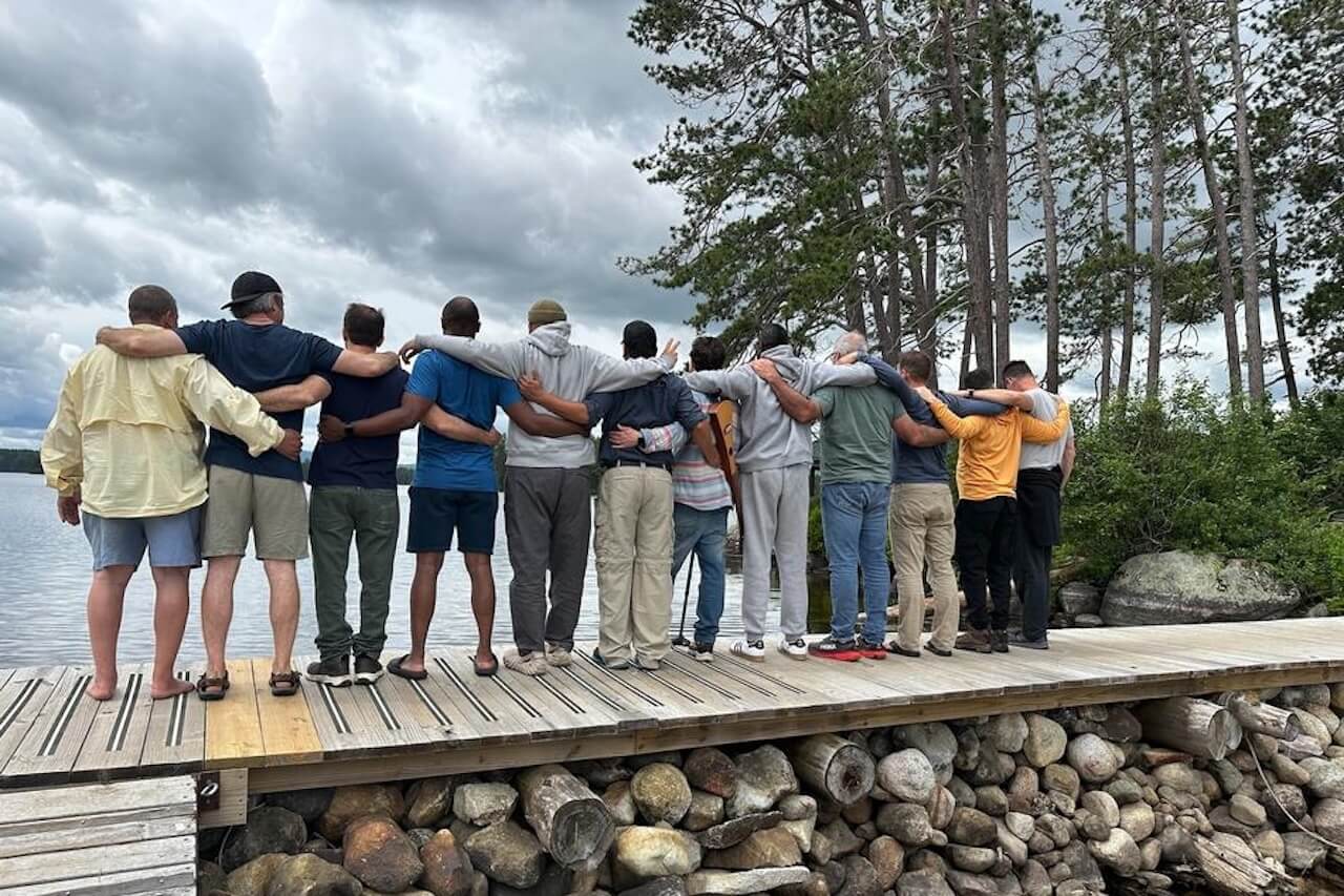 The Dads, il doc sui papà orgogliosi dei propri figli trans e non binari: “La paternità come atto d’amore e resistenza”