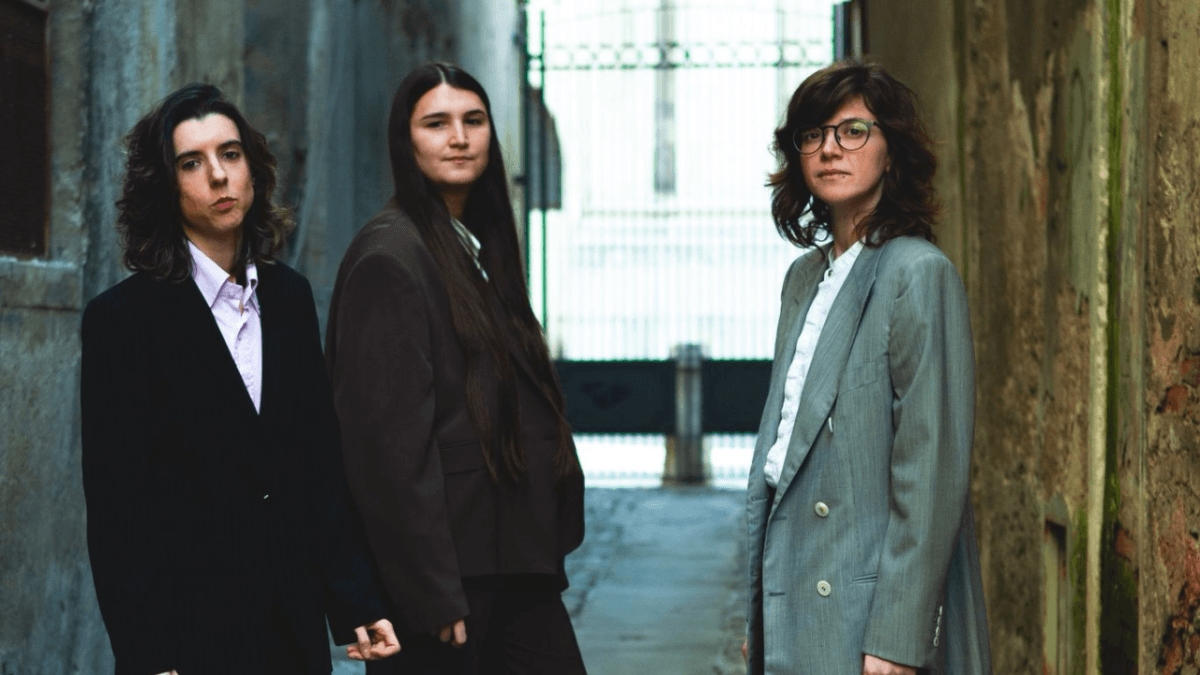 ‘Non è un paese per checche’, VIADELLIRONIA, band al femminile, si racconta a Gay.it: “L’Italia è inospitale per le minoranze”