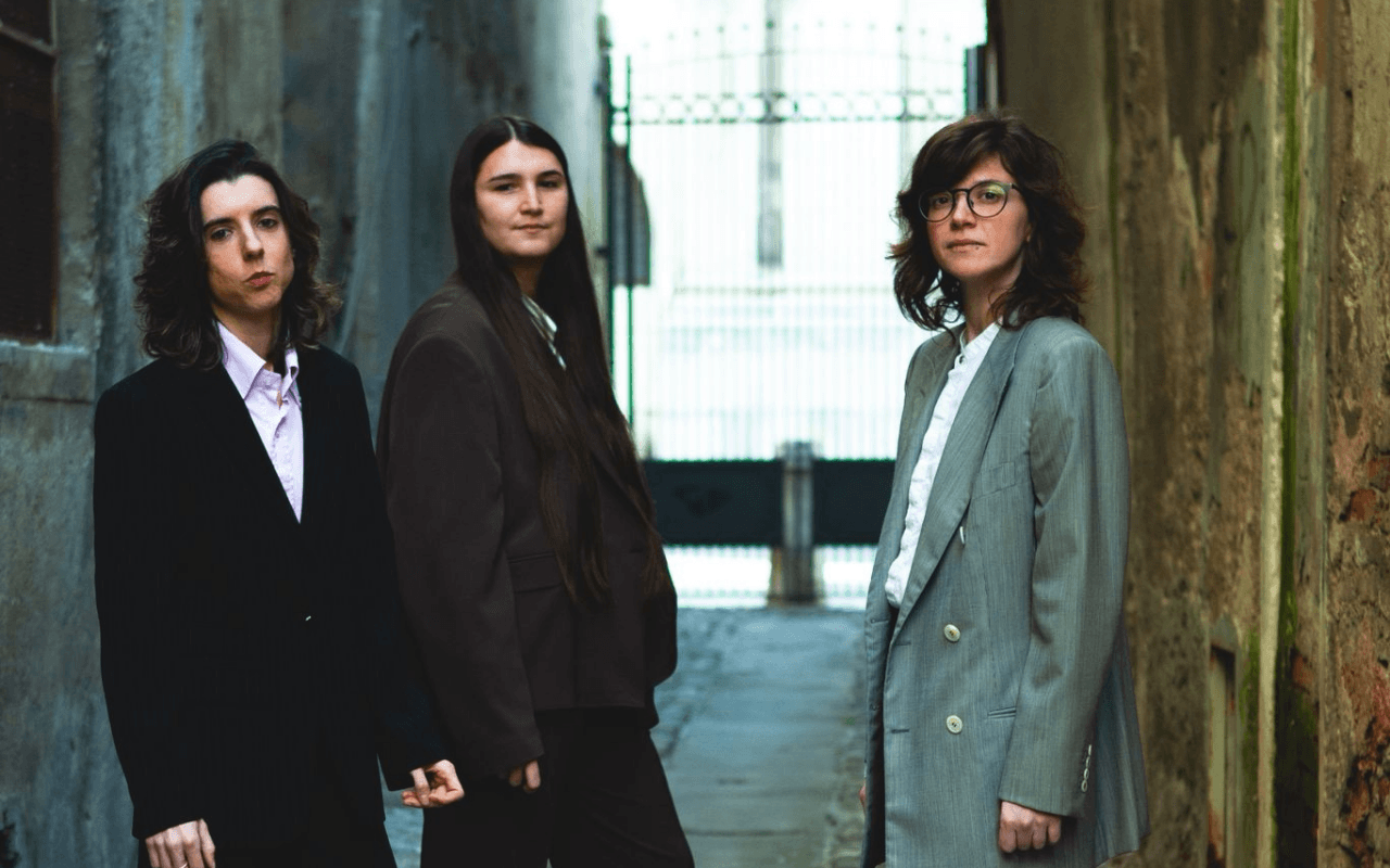 ‘Non è un paese per checche’, VIADELLIRONIA, band al femminile, si racconta a Gay.it: “L’Italia è inospitale per le minoranze”